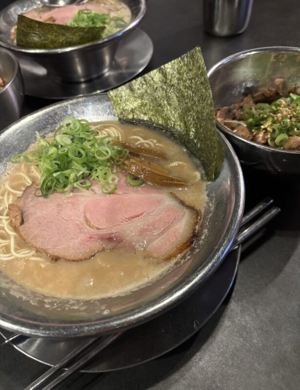 「英字プリントと胸元のヒモ」秋田市の不動産、新築住宅、新築一戸建てならプライムハウスにお任せ！　不動産事業部　小林