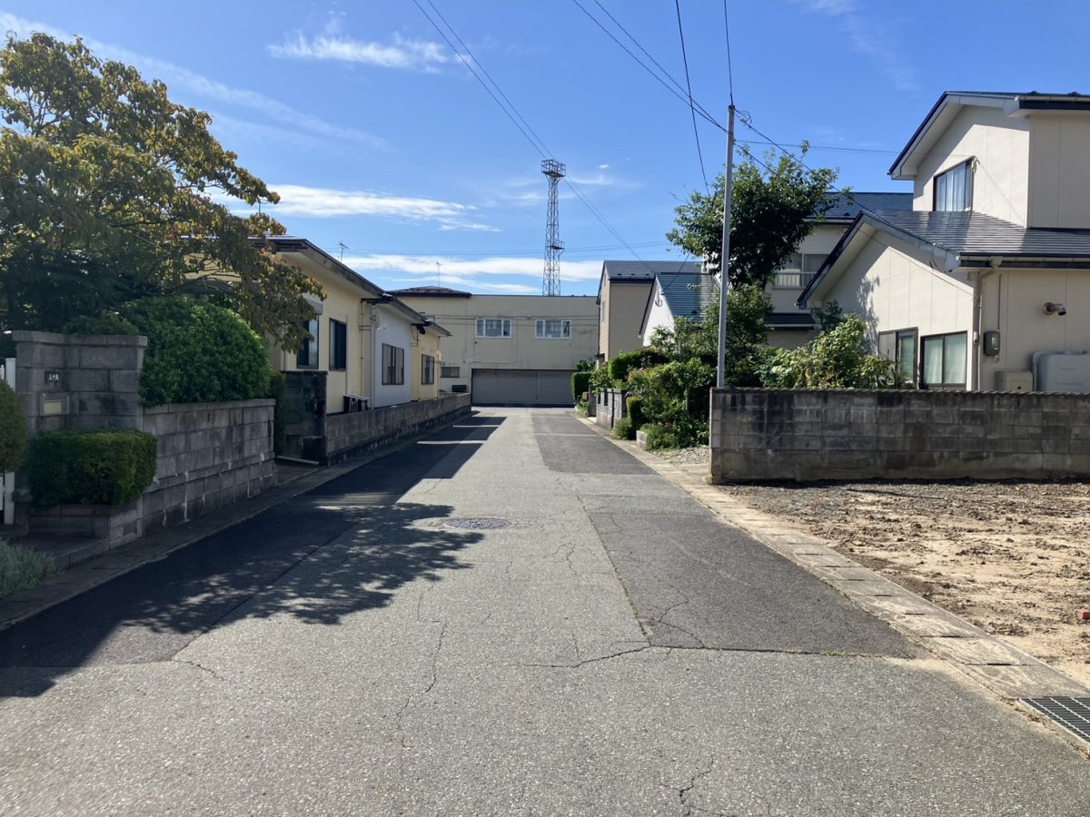 【前面道路】東側 (公道) 道路幅:6m 接道幅（間口）:10.52m 