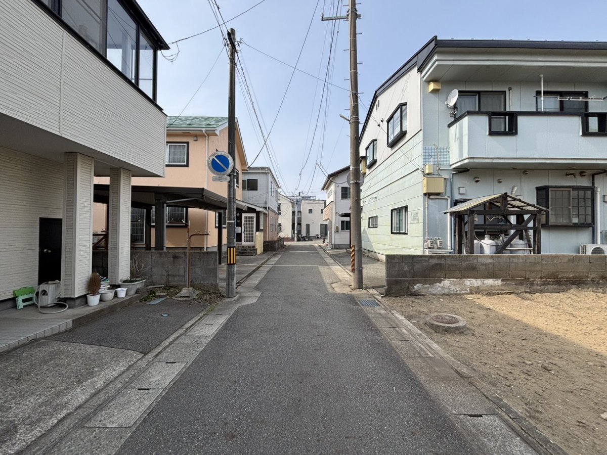 前面道路は秋田市道、幅員は4mです