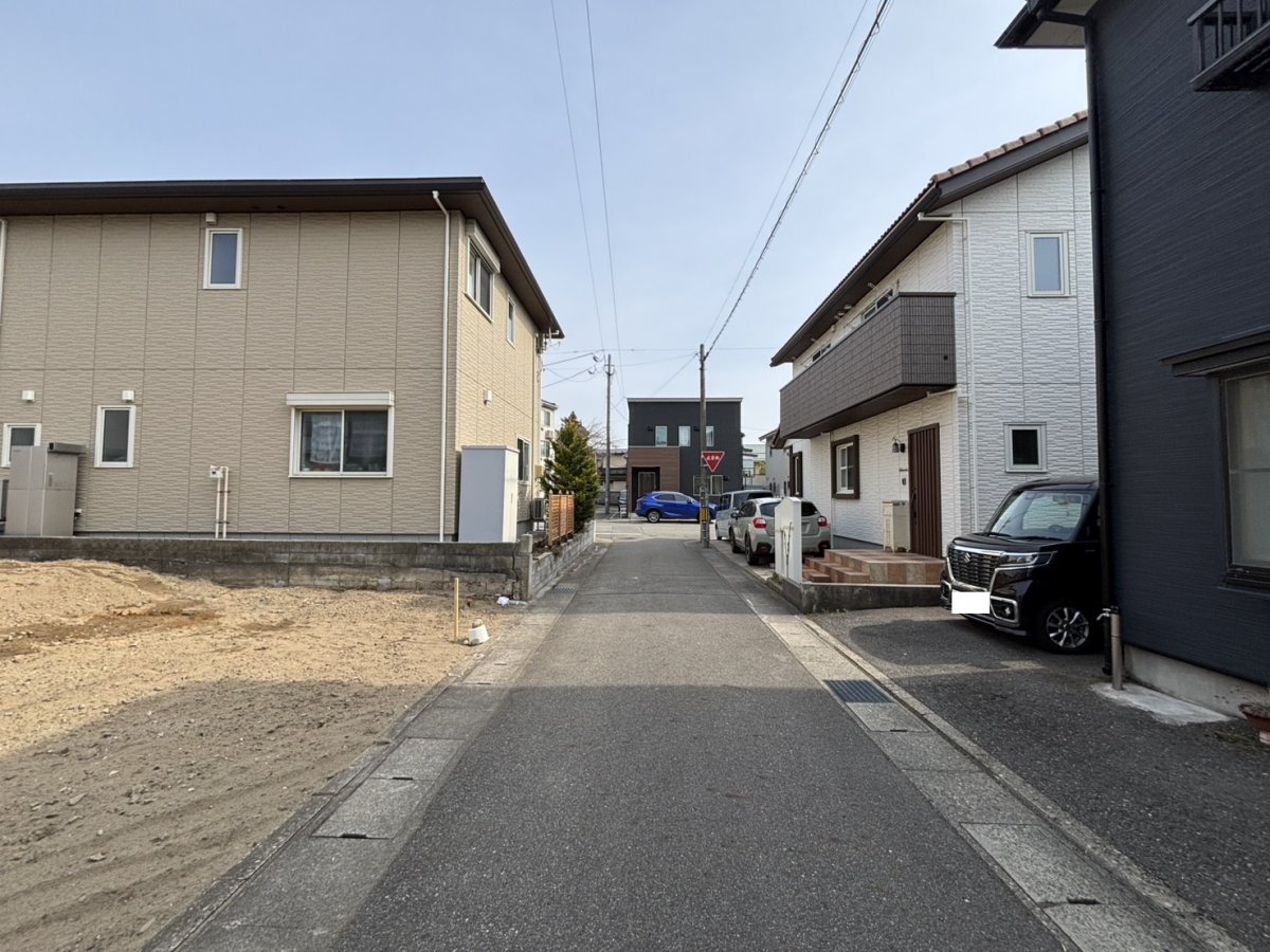 前面道路は秋田市道、幅員は4mです