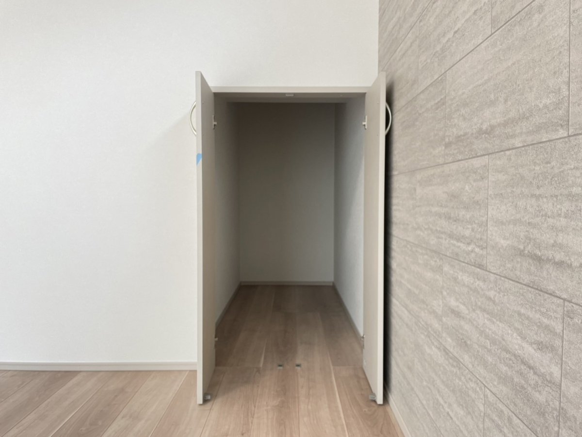 【階段下収納】