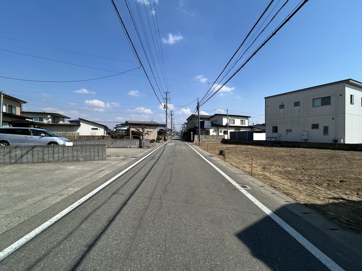 北側 (公道) 道路幅:6.70m 接道幅（間口）:23.15m
