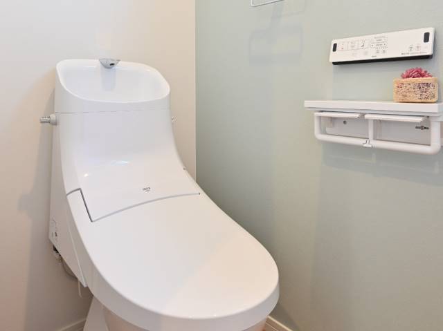 同仕様写真【トイレ】　節水型のトイレで日々のランニングコストも削減