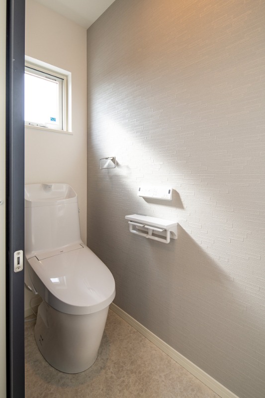 同仕様写真【トイレ】　節水型のトイレで日々のランニングコストも削減。お掃除がしやすいフチなしのトイレの為、お掃除が苦手な方でも普段からキレイを保てます。