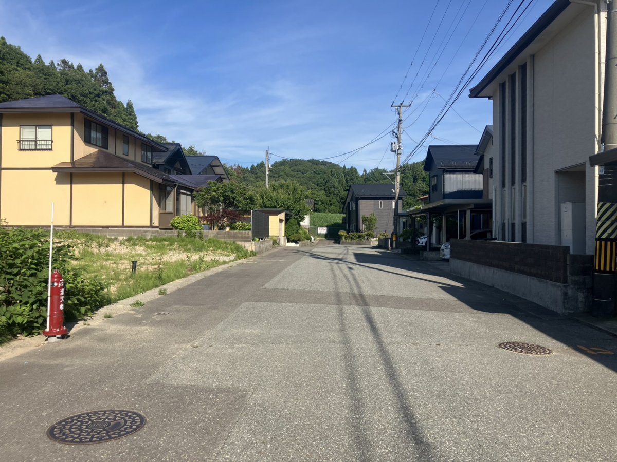 前面道路写真　南西側 (公道) 道路幅:8.00m 接道幅（間口）:18.11m 