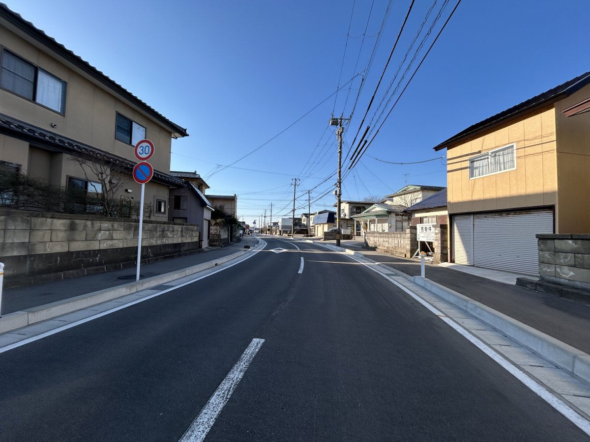 前面道路は公道で、広々としています！