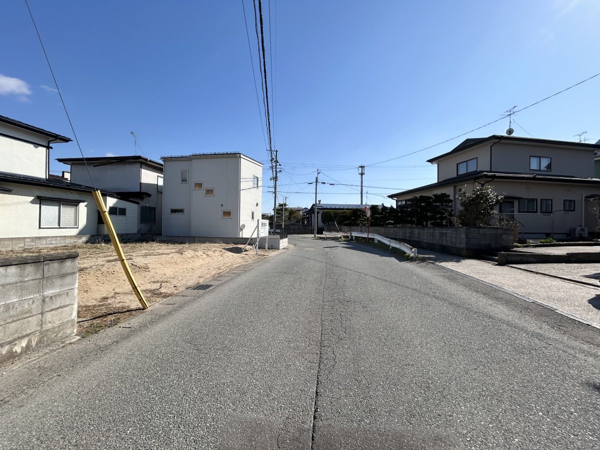 前面道路は公道で、広々としています！