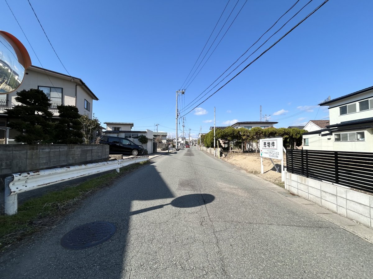 前面道路は公道で、広々としています！