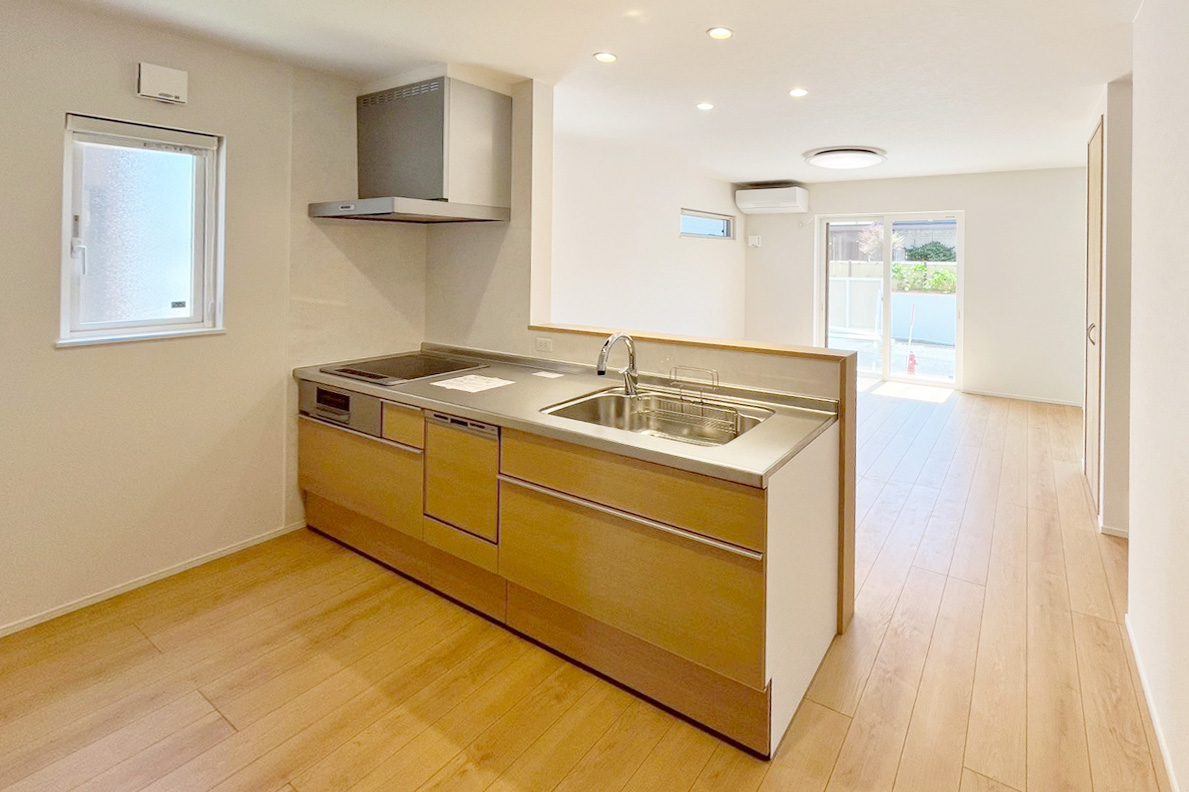 【キッチン】　お子様と一緒にお料理もできる広々としたキッチンです。システムキッチンの為、見た目もスッキリです。忙しいご家庭にも嬉しい予約機能付食洗機も完備。寝ている時間も有効活用できます！