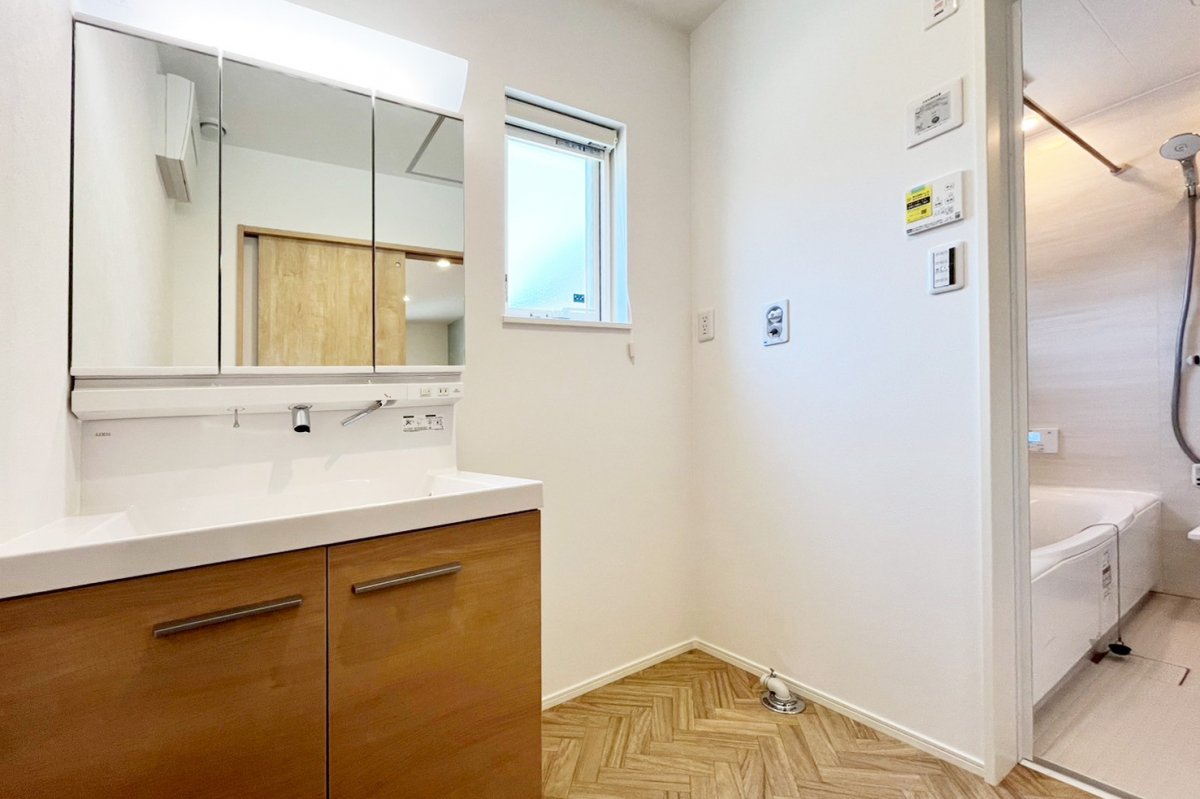 【洗面所】　 ゆとりの洗面スペースで朝の身支度もスムーズに。