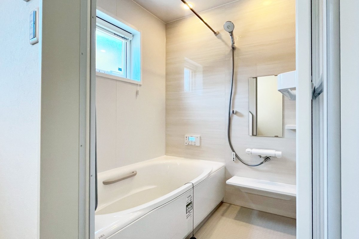 【浴室】　 追い焚き機能付！ライフスタイルの異なるご家族でも快適に過ごすことができます。