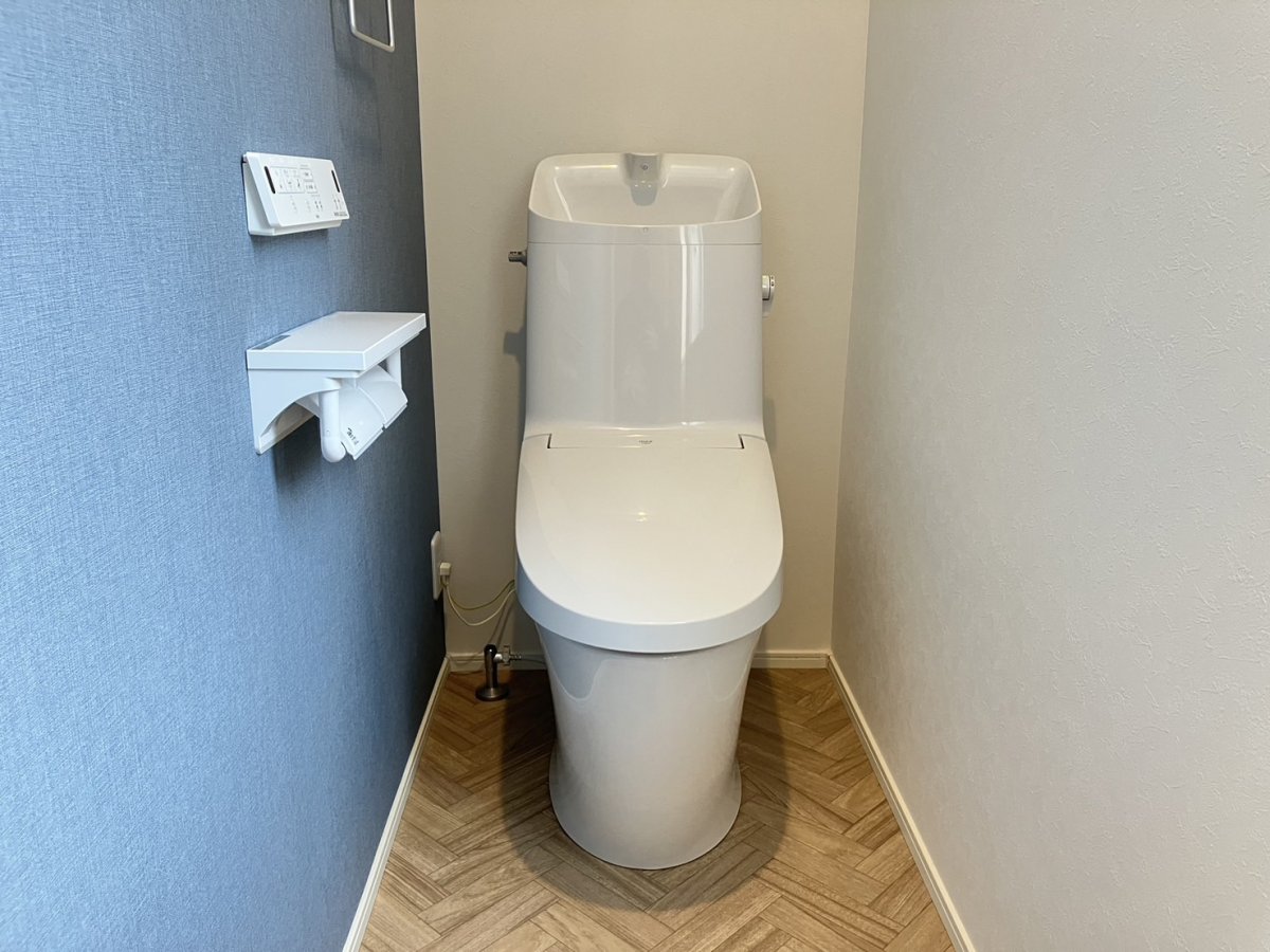 【トイレ】　 節水型のトイレで日々のランニングコストも削減。フチレストイレのためお掃除がしやすく、清潔な状態を保ちやすいのもうれしいポイントです。
