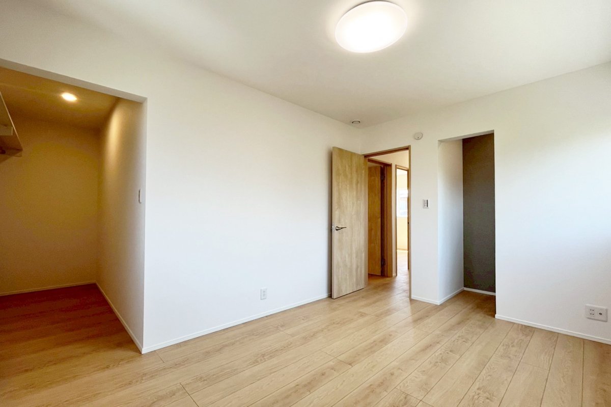 【寝室】6帖　大容量のウォークインクローゼット付寝室。 趣味用品やお子様の荷物が増えても安心です。