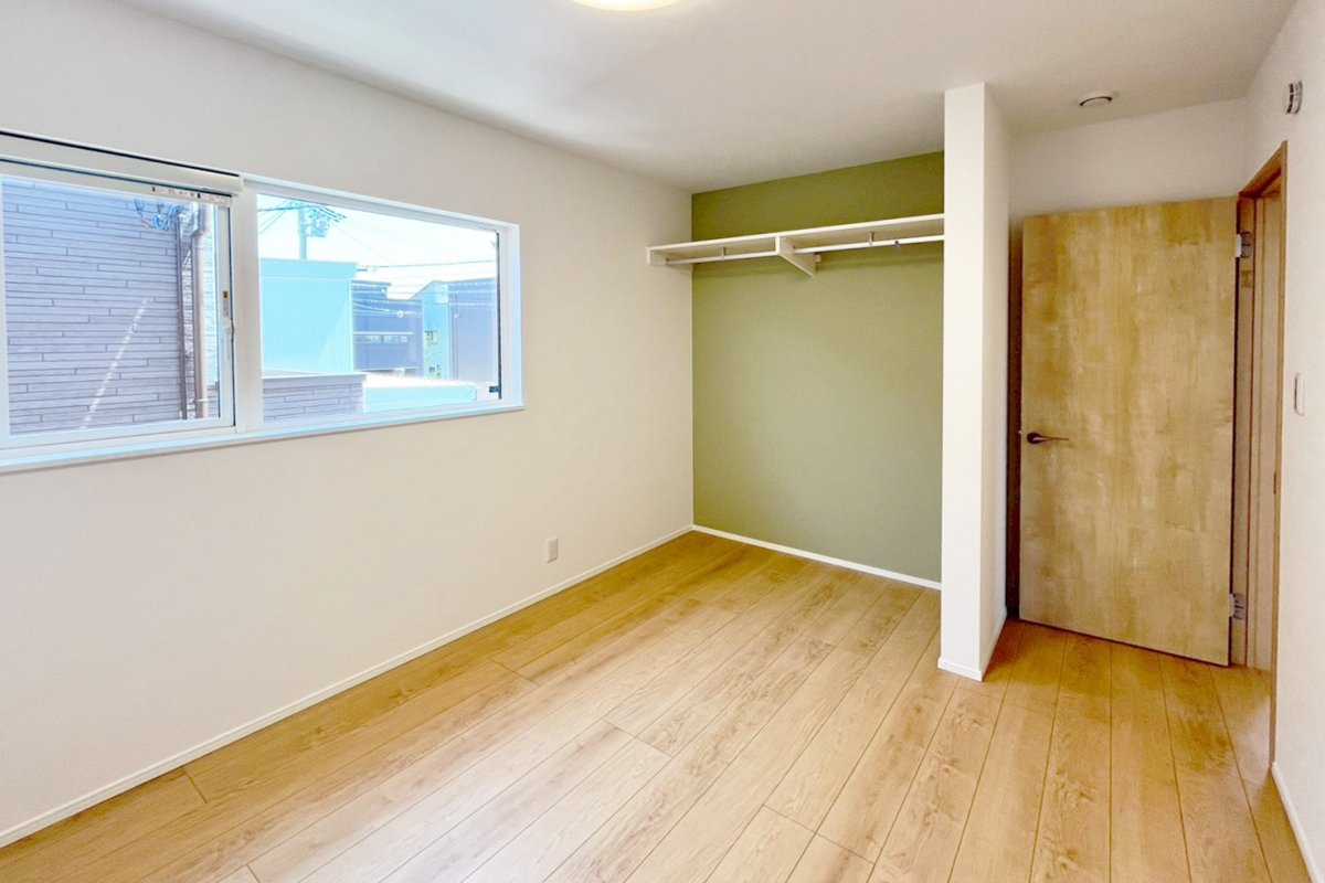 【洋室】5.2帖　光の差し込む暖かいお部屋。寝室や子供部屋など全ての部屋に収納が付き、部屋に物が溢れる心配がありません