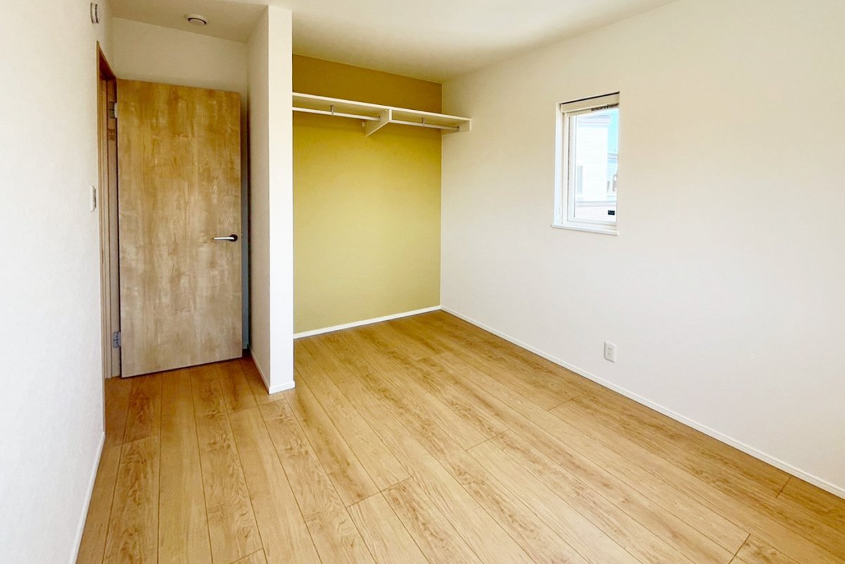 【洋室】5.2帖　光の差し込む暖かいお部屋。寝室や子供部屋など全ての部屋に収納が付き、部屋に物が溢れる心配がありません