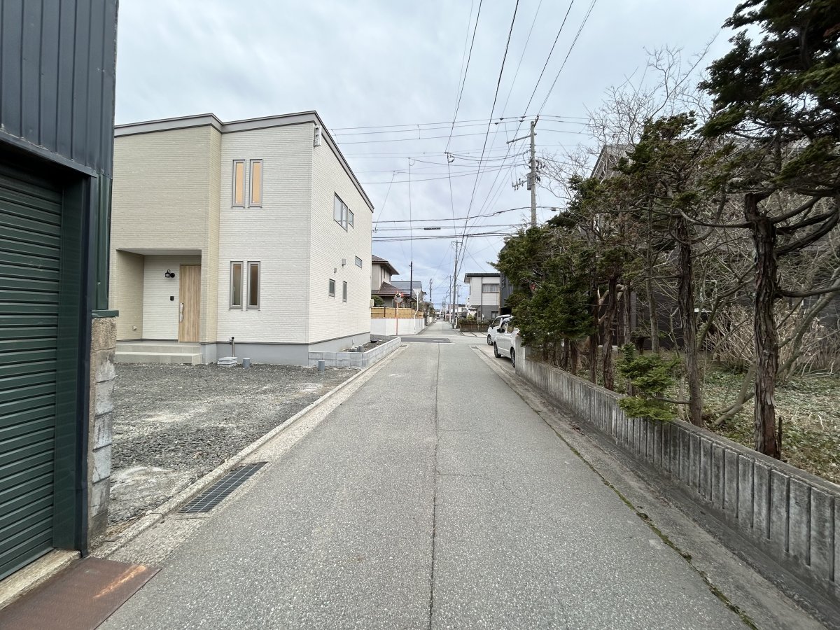 前面道路は公道で、幅員は約4mあります！