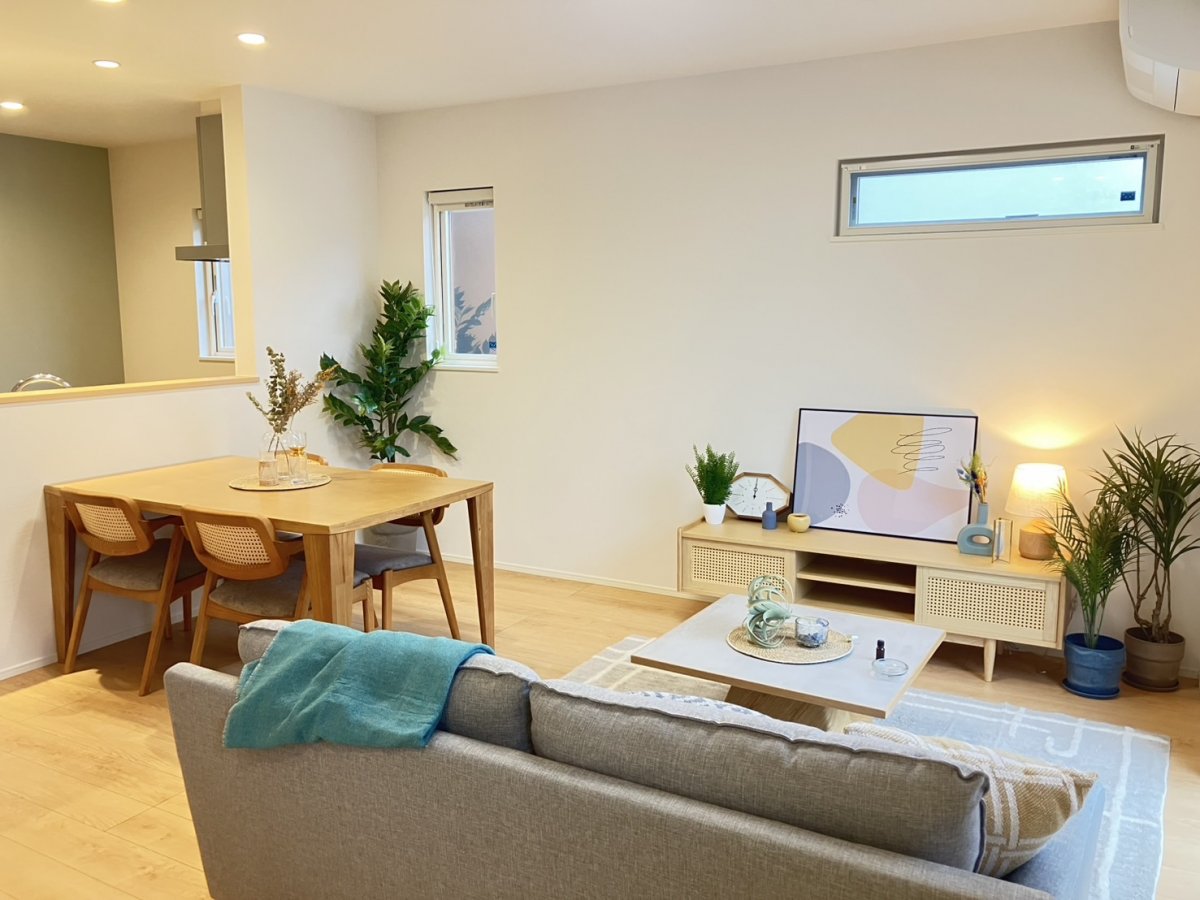 【LDK】16帖　明るいリビングで家族団らんの時間を過ごせます！お子様の遊び場としての活用もできる2帖の畳スペース完備。