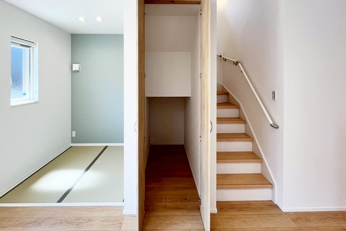 【階段下収納】掃除機や脚立等、かさばるものもスッキリ収納することができます。