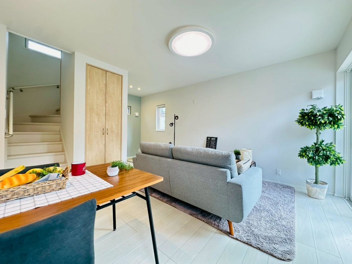 内観写真【リビング　１６帖】　