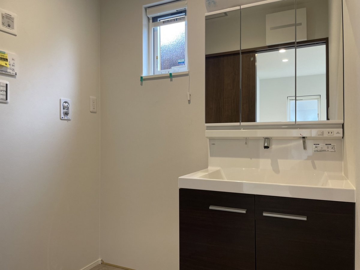 【洗面所】　ゆとりの洗面スペースで朝の身支度もスムーズに