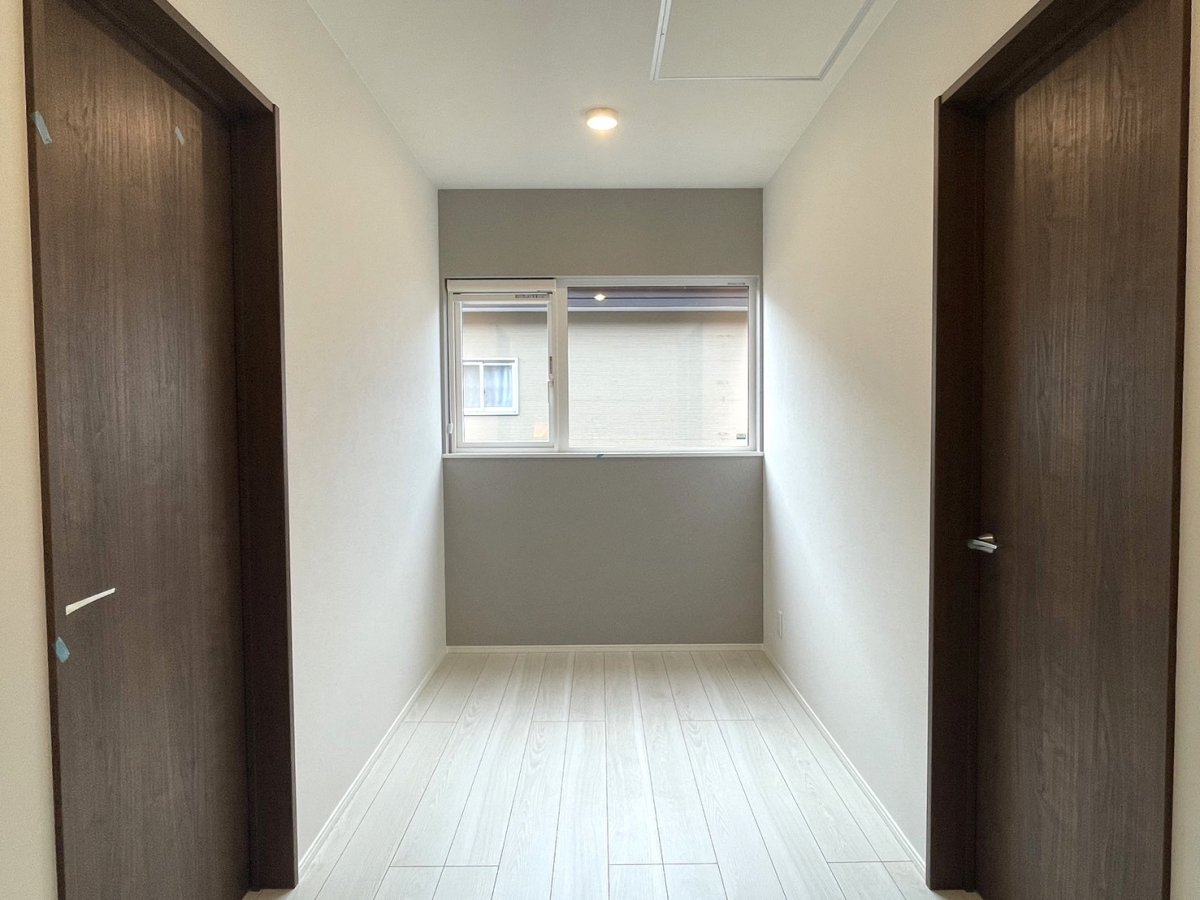 【ホール部分】光が差し込む明るい空間。様々な用途にご活用いただけます。