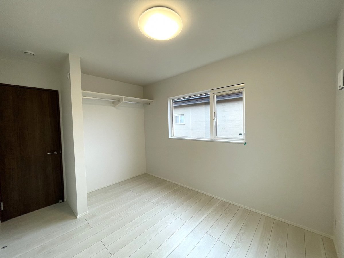 【洋室】　全居室に収納が付いている為片付けに困ることはありません