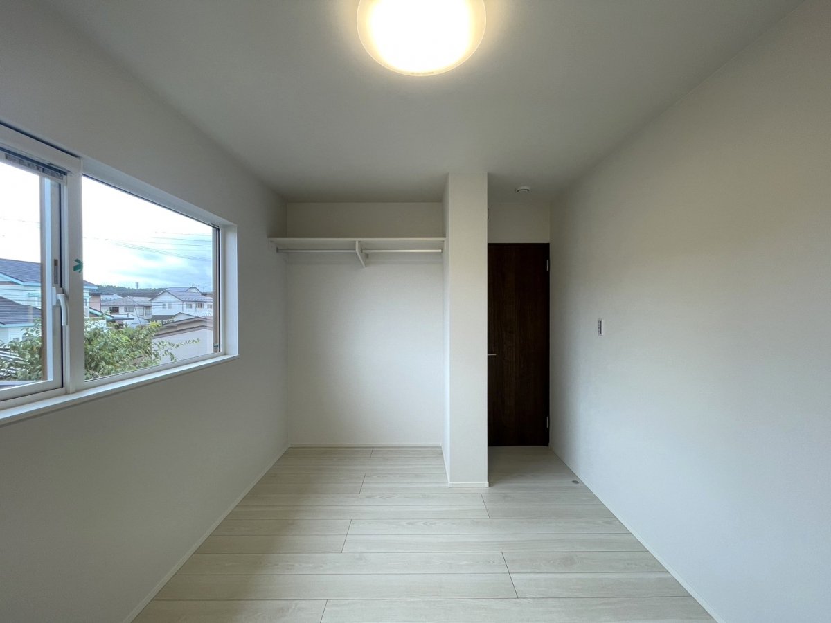 【洋室】　全居室に収納が付いている為片付けに困ることはありません