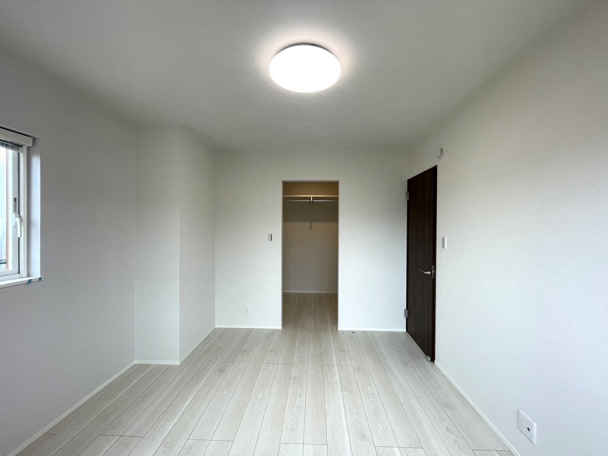 【洋室】　全居室に収納が付いている為片付けに困ることはありません