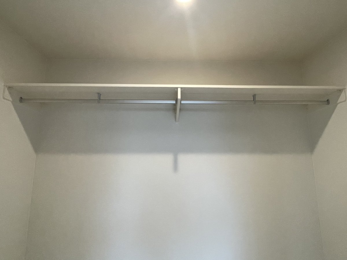 【ウォークインクローゼット】衣服はもちろんのこと、趣味用品やお子様の成長につれて増える荷物も収納することが可能です。