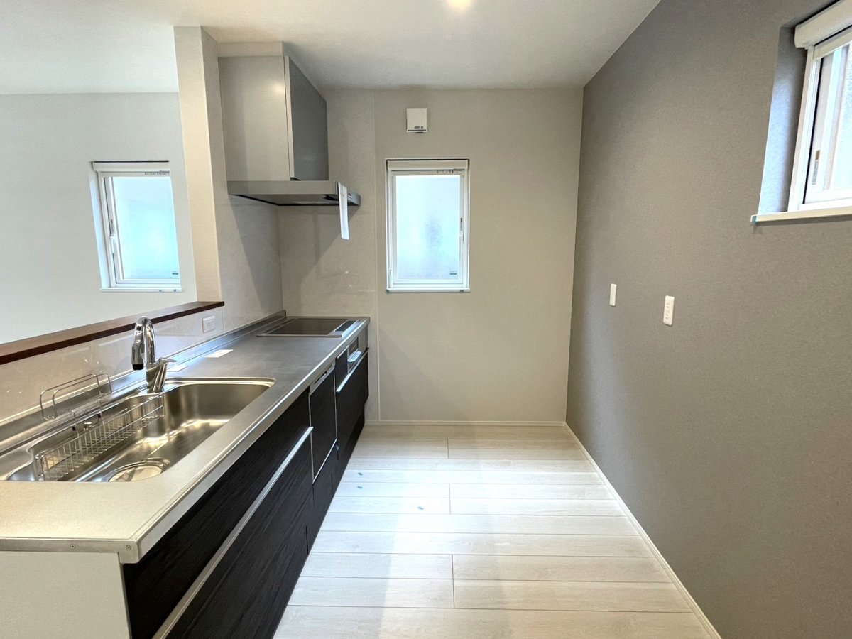 【キッチン】　お子様と一緒にお料理もできる広々としたキッチンです