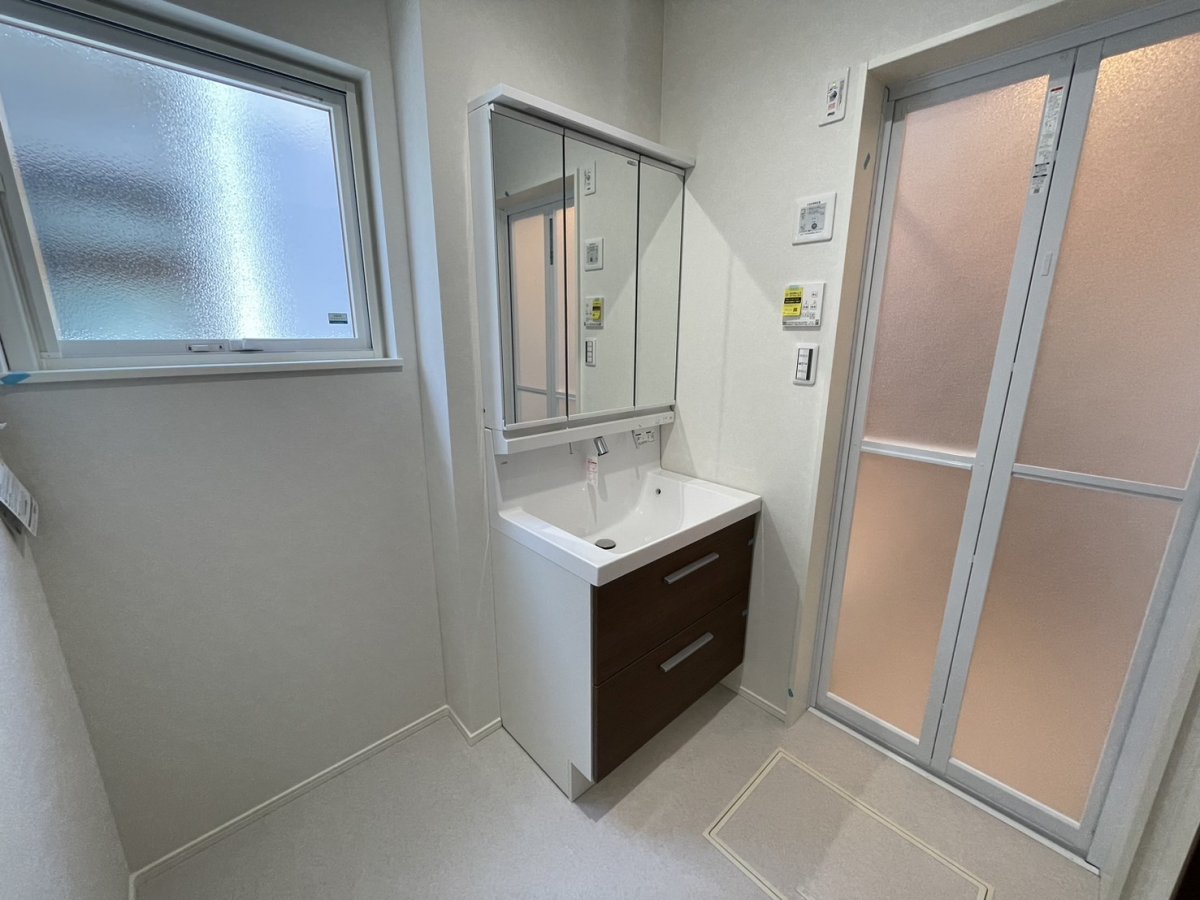 【洗面所】　ゆとりの洗面スペースで朝の身支度もスムーズに