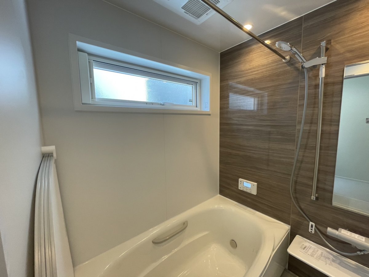 同仕様写真【浴室】　追い焚き機能付！生活時間の違うご家族に便利です