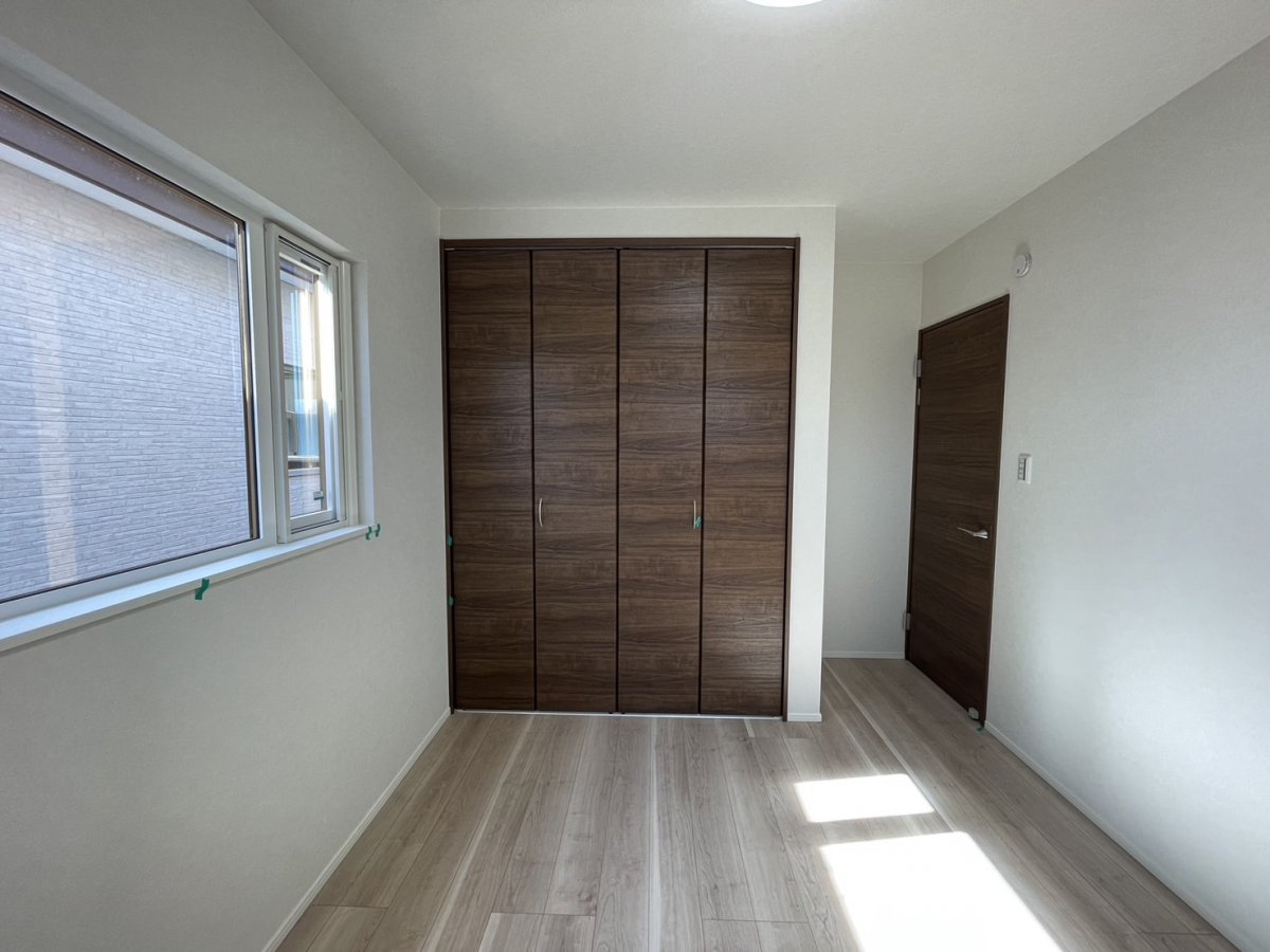 【洋室】　全居室に収納が付いている為片付けに困ることはありません。お子様の成長に合わせて増える荷物もしっかりと収納できます。