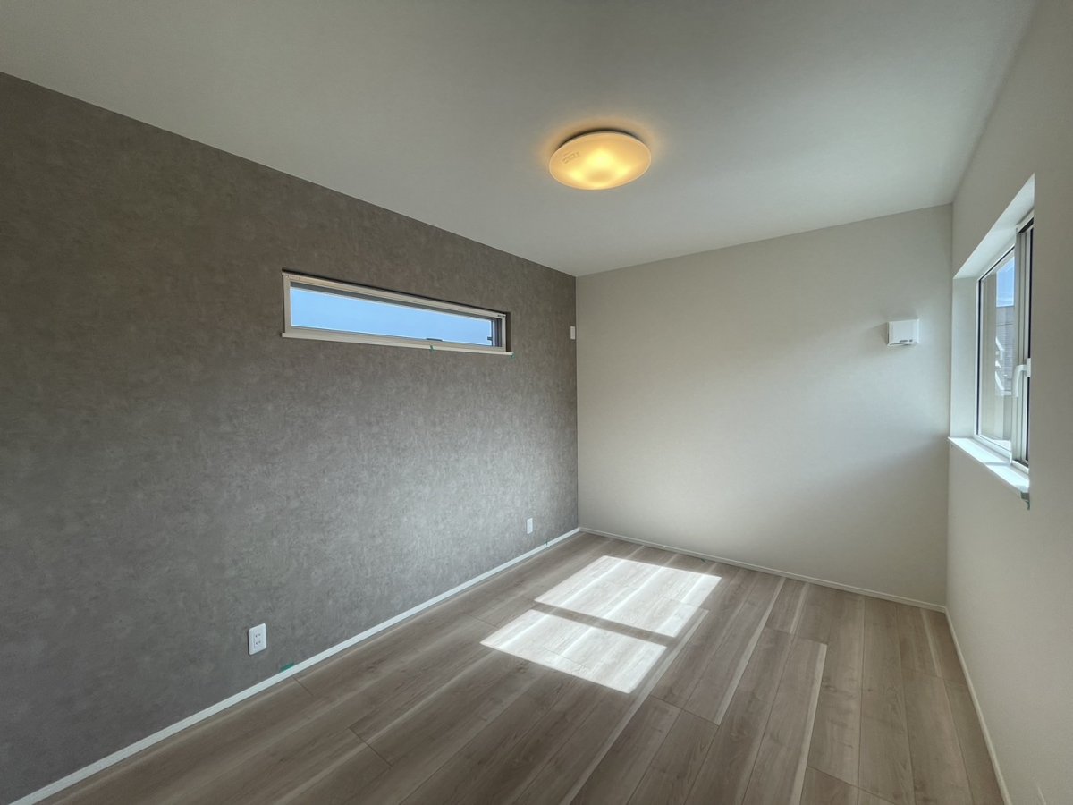 【洋室】　全居室に収納が付いている為片付けに困ることはありません。お子様の成長に合わせて増える荷物もしっかりと収納できます。