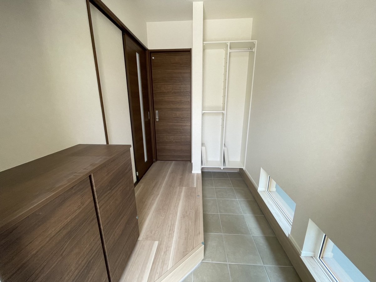 【玄関】大容量シューズボックス完備。ゆとりのある広さのため除雪道具やベビーカーの置き場には困りません。