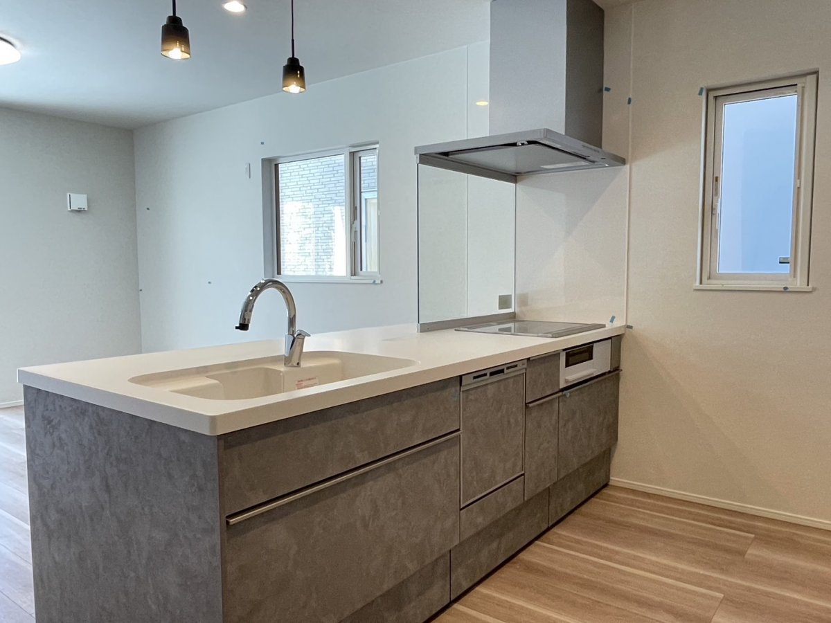 【キッチン】　お子様と一緒にお料理もできる広々としたキッチンです。システムキッチンの為、見た目もスッキリです。忙しいご家庭にも嬉しい食洗機付きで寝ている時間も有効活用できます！