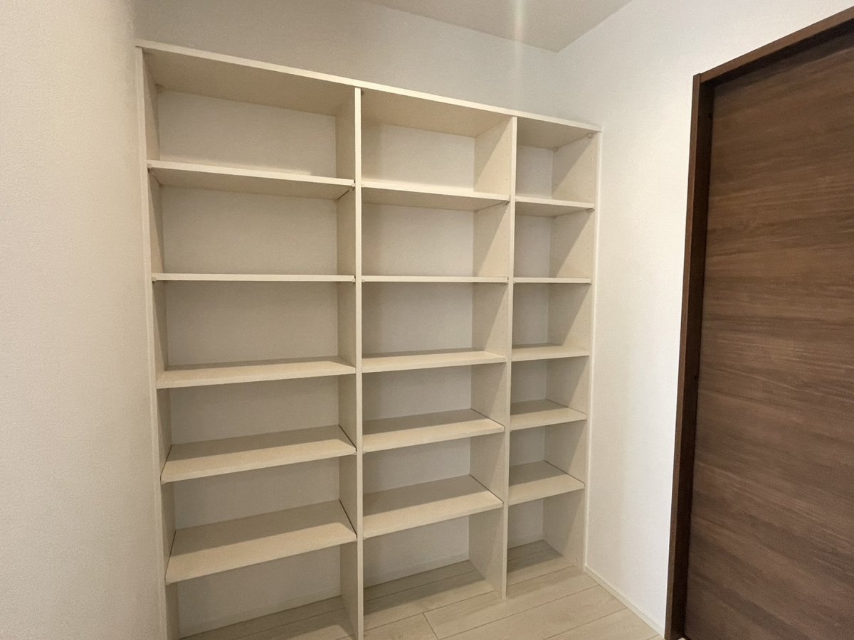 収納　キッチン横には大容量壁付収納完備。日用品や食品などスッキリ収納が可能です。