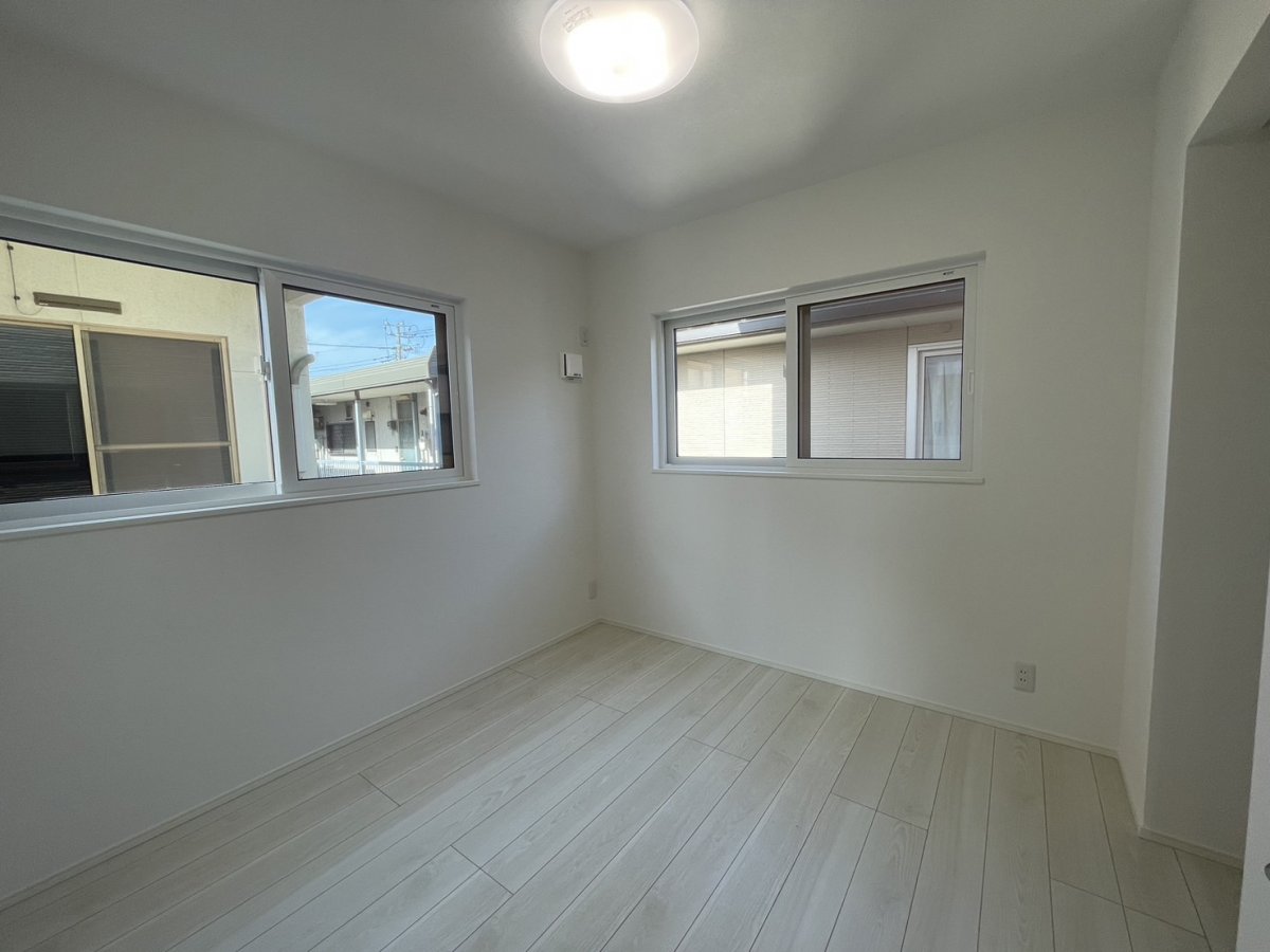 洋室B：4.6帖　光の差し込む暖かいお部屋。寝室や子供部屋など全ての部屋に収納が付き、部屋に物が溢れる心配がありません。