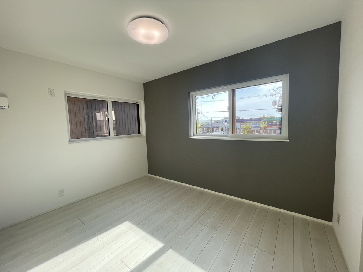 寝室：6帖　光の差し込む暖かいお部屋。寝室や子供部屋など全ての部屋に収納が付き、部屋に物が溢れる心配がありません。