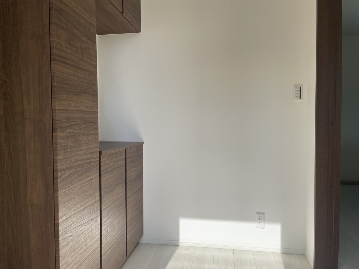 大容量シューズボックス付き♪ くつの収納場所には困らないのはもちろん、ベビーカーや冬場の除雪道具を置いても窮屈にならない広さです。