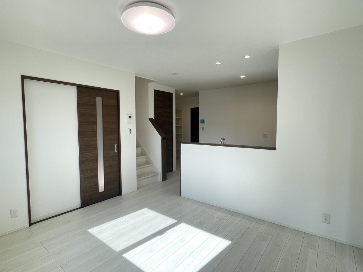 リビング：14.3帖　明るいリビングで家族団らんの時間を過ごせます！