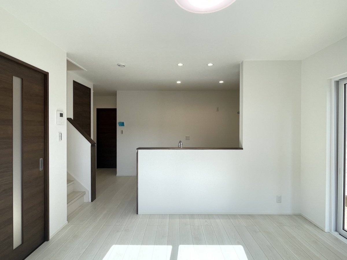 リビング：14.3帖　明るいリビングで家族団らんの時間を過ごせます！