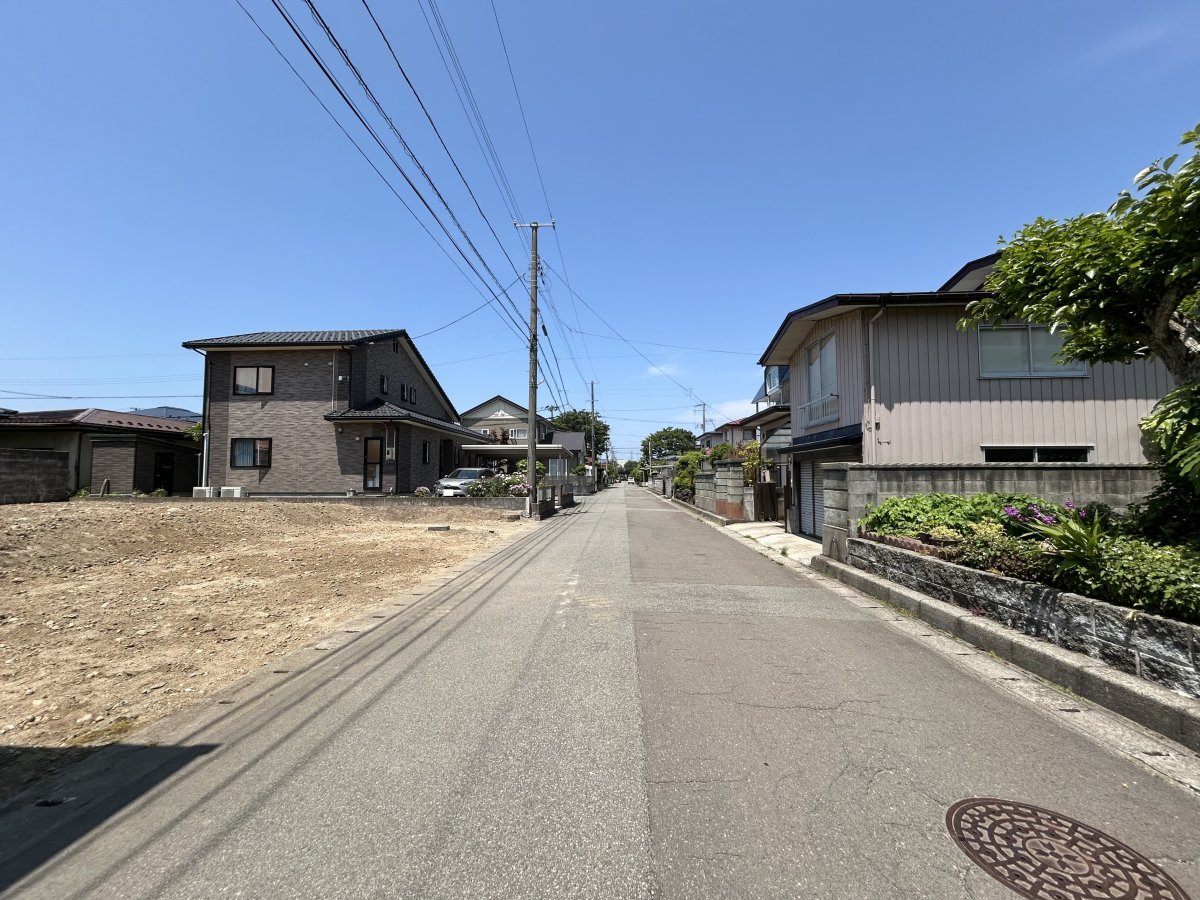 前面道路は公道で、幅員も広々6mあります！