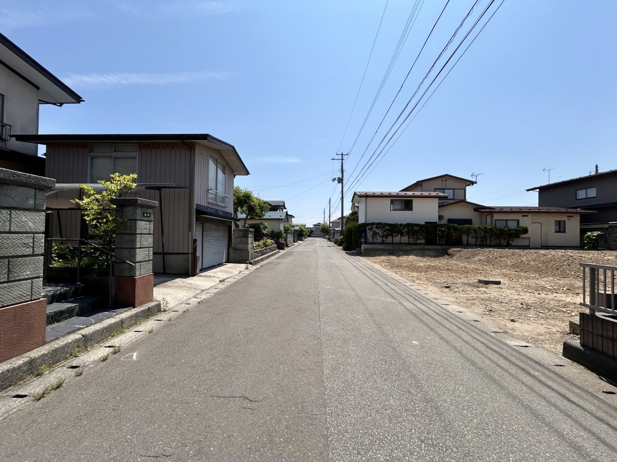 前面道路は公道で、幅員も広々6mあります！