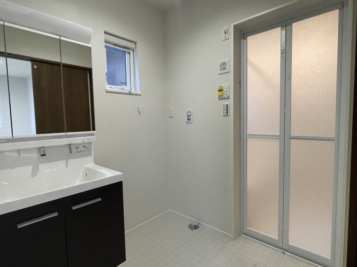 【洗面所】　ゆとりの洗面スペースで朝の身支度もスムーズに