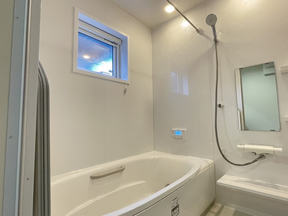 【浴室】　追い焚き機能付！生活時間の違うご家族に便利です