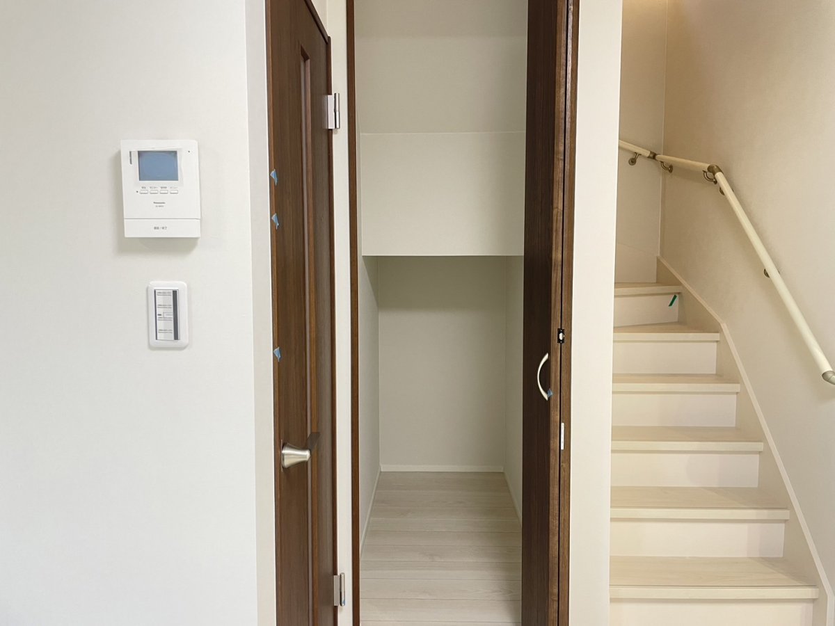 【階段下収納】　