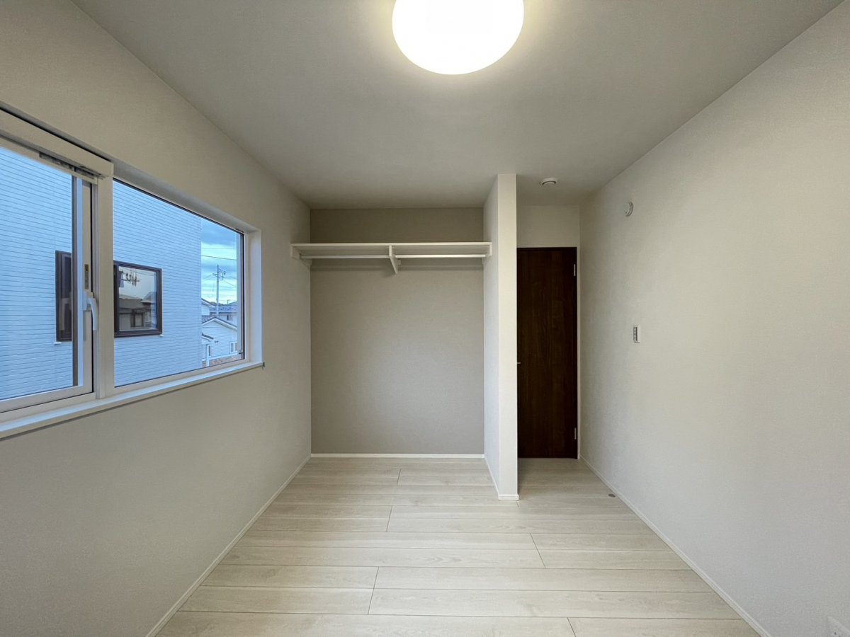 【洋室】　全居室に収納が付いている為片付けに困ることはありません