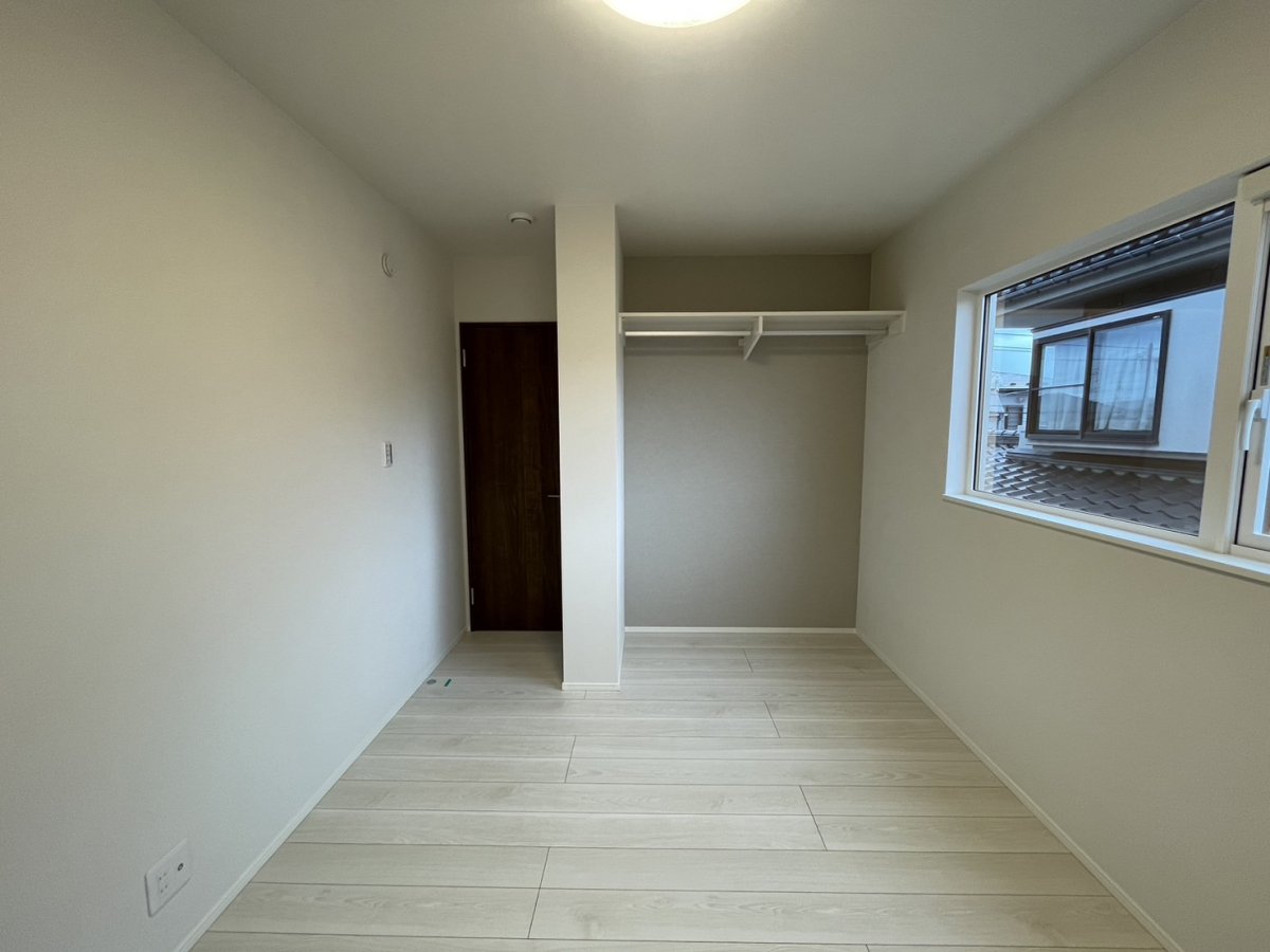 【洋室】　全居室に収納が付いている為片付けに困ることはありません