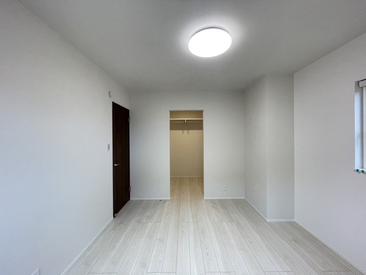 【洋室】　全居室に収納が付いている為片付けに困ることはありません